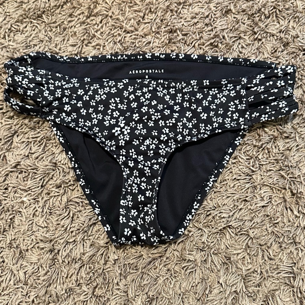 Small bikini bottoms never worn